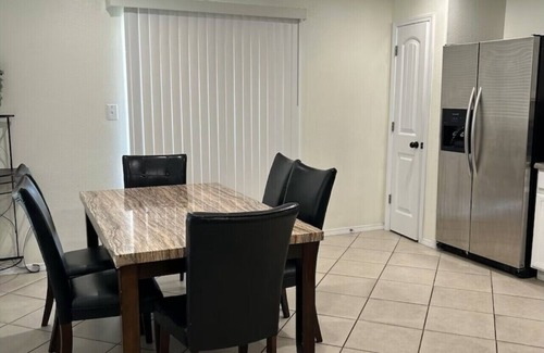 Westgate Heights House | Charming and Cozy 3 Bedroom Home