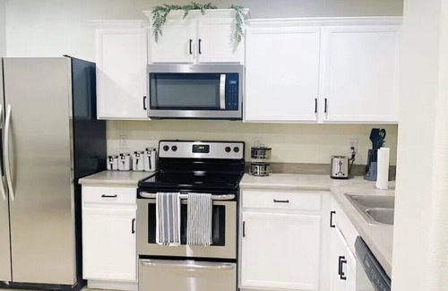 Westgate Heights House | Charming and Cozy 3 Bedroom Home