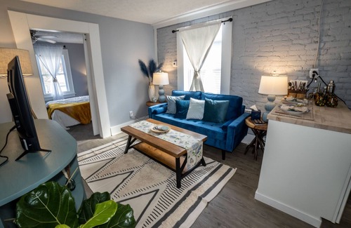 Hilltop House | Charming and Cozy Oasis ~ Free on site parking