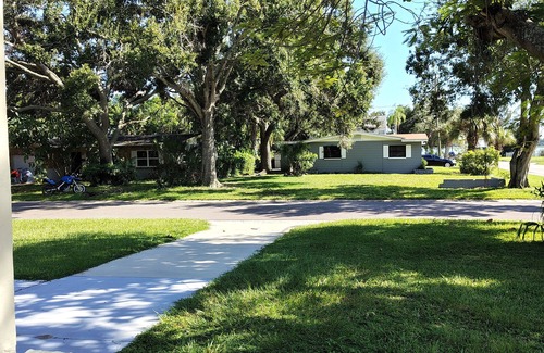 Lake Maggiore Shore House | Charming and cozy 1-BR/1-BA private guest unit in beautiful St. Petersburg