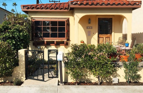 Old Towne House | Charming and Historic Seal Beach Bungalow - Steps To The Beach And Main Street