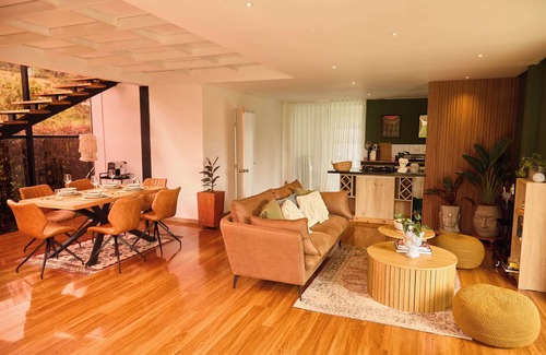 Medellin House | Charming and Luxury 3-bedroom house with WiFi in enjoyable Medellín