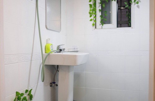 Seokchon-dong Apartment | Charming and modern 2-bedroom apartment in brilliant Songpa gu, Seoul with AC