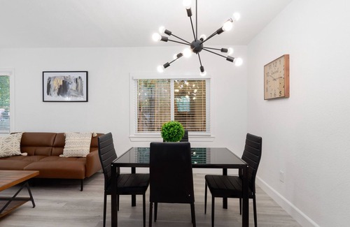 Woodlake House | CHARMING AND MODERN 2BD BUNGALOW IN SAC