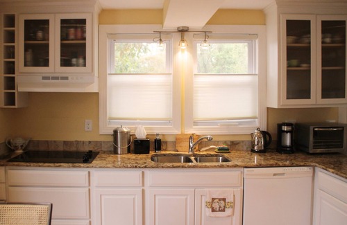 Cambridge House | Charming and Private with a Water view