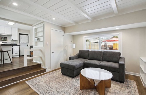Southeastern Sacramento Cottage | Charming and private 1bedroom cottage in Sacramento w/ large yard, WiFi and AC