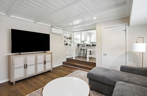 Southeastern Sacramento Cottage | Charming and private 1bedroom cottage in Sacramento w/ large yard, WiFi and AC