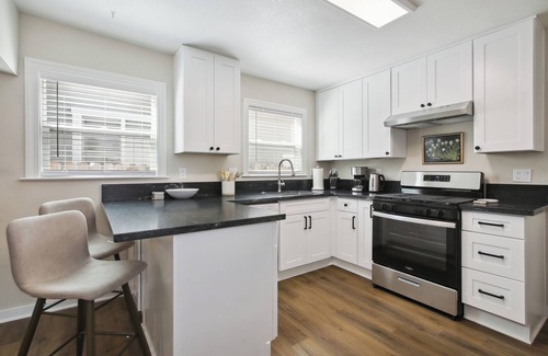 Southeastern Sacramento Cottage | Charming and private 1bedroom cottage in Sacramento w/ large yard, WiFi and AC