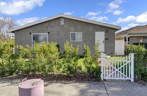 West Whittier-Los Nietos Apartment | Charming and Retro-inspired one-bedroom duplex near shopping and dining!