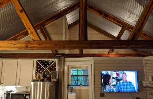 Eureka Springs Cabin | Charming and Secluded Mountain Cabin for Couples near Eureka Springs