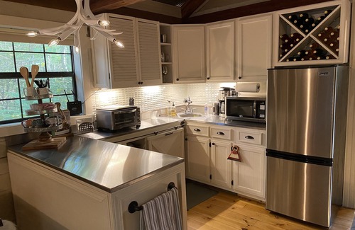 Eureka Springs Cabin | Charming and Secluded Mountain Cabin for Couples near Eureka Springs