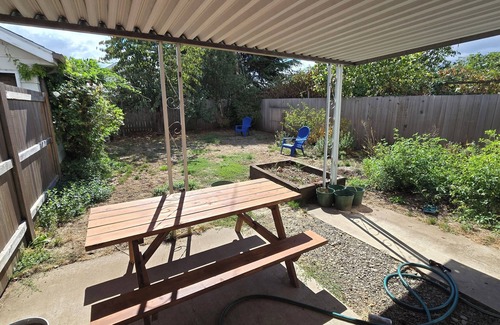 Albany House | Charming and spacious 2-bedroom house with AC, WiFi in delightful Albany