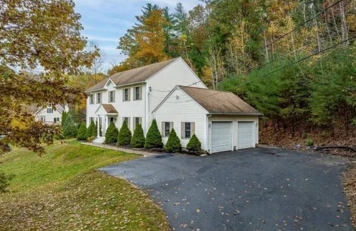 Ware House | Charming and Spacious 3-bedroom house with WiFi, AC in a quiet environment