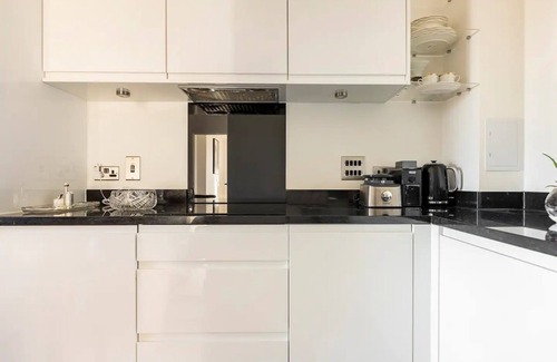 Greenwich West Condo | Charming and Spacious with Breathtaking London Skyline Views