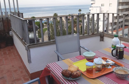 Costa Dorada Apartment | Charming apartment with large terrace and harbor view