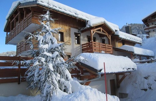 Flumet Apartment | Charming apartment at the foot of the slopes with pool and parking