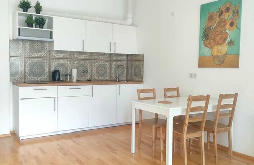 Rudolfsheim-Funfhaus Apartment | Charming apartment for 4