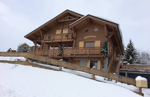 La Toussuire Apartment | Charming Apartment for 8, Ski-In/Ski-Out, 50m from Slopes & Shops, La Toussuire