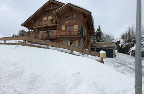 La Toussuire Apartment | Charming Apartment for 8, Ski-In/Ski-Out, 50m from Slopes & Shops, La Toussuire