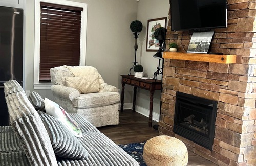 Savannah Apartment | Charming apartment in Savannah! Conveniently located near downtown!