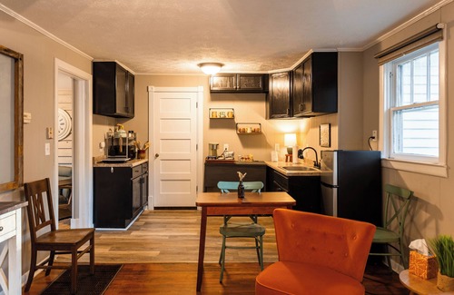 Covington Apartment | Charming Apartment "On Set" of Sweet Magnolia's. 0.5 mi from downtown