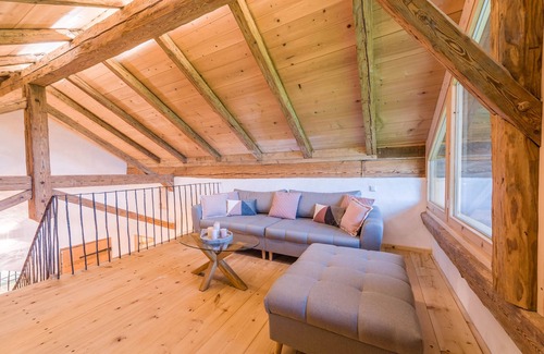Breitbrunn a. Chiemsee Apartment | Charming Apartment "Weitblick" in Farmhouse with Balcony, Garden & Wi-Fi