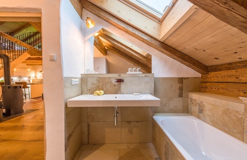 Breitbrunn a. Chiemsee Apartment | Charming Apartment "Weitblick" in Farmhouse with Balcony, Garden & Wi-Fi