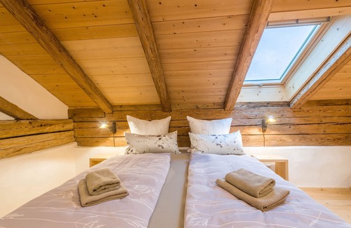 Breitbrunn a. Chiemsee Apartment | Charming Apartment "Weitblick" in Farmhouse with Balcony, Garden & Wi-Fi