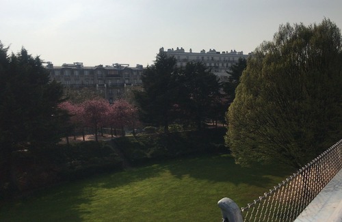 Bercy House | Charming apartment with balcony and magnificent view of the top Tour Effeil