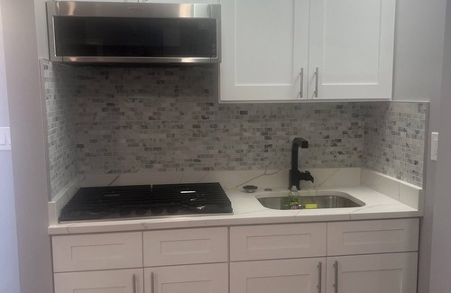 Oakland Apartment | Charming apartment with AC in vibrant Chicago. A 1-bedroom + a living room