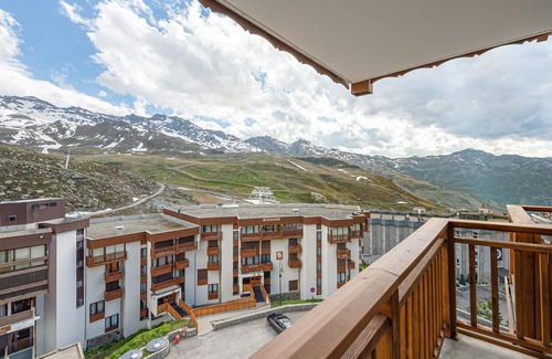 Val-Thorens Apartment | Charming apt for 6 near slopes with balcony and WiFi