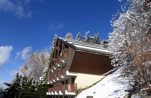 Meribel Centre Apartment | Charming apt in Méribel, 3 rooms, 6 people, near slopes, Fireplace, WiFi, Garage