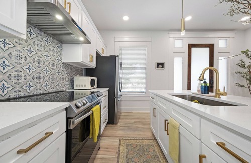 Midtown Apartment | Charming Apt near Trinity Univ, Pearl, DT & 2 King Bed