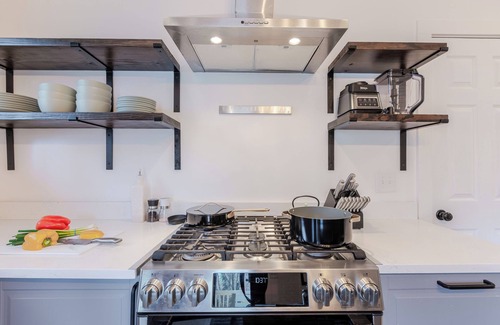 Edgewood House | Charming ATL Bungalow Close to Popular Attractions! Fast Fiber Internet and Cozy