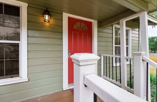 South Manchaca House | Charming Austin Home - 3 BR |Large Fenced Backyard