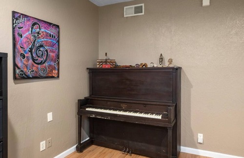 Clovis House | Charming Backyard Oasis★Pool & Huge Yard✔LongStays