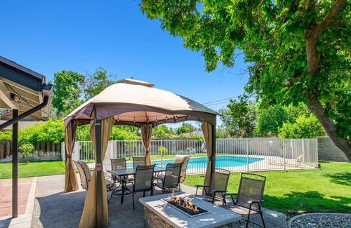 Clovis House | Charming Backyard Oasis★Pool & Huge Yard✔LongStays