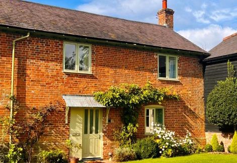 Bottlesford House | Charming Barn Retreat Near Pewsey & Woodborough