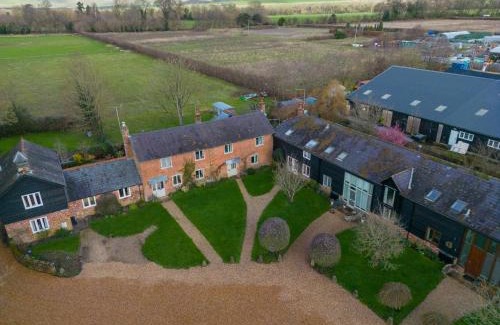Bottlesford House | Charming Barn Retreat Near Pewsey & Woodborough
