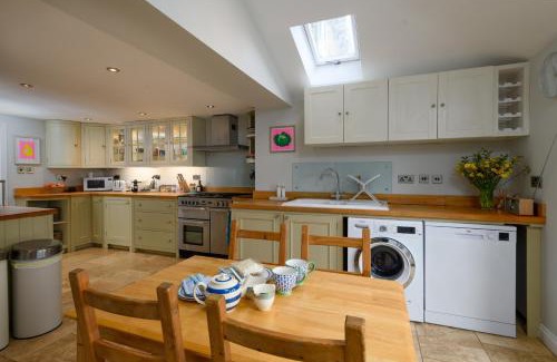 Bottlesford House | Charming Barn Retreat Near Pewsey & Woodborough