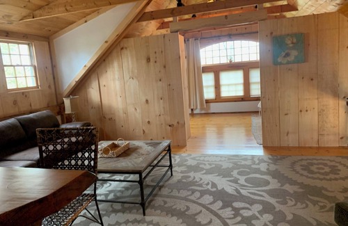 Fairfield House | Charming barn with 1 bedroom and WiFi, AC in lovely Fairfield, CT