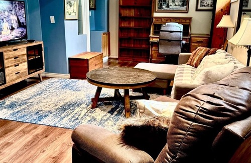 Peterborough Apartment | CHARMING BASEMENT APARTMENT MINUTES FROM DOWNTOWN, LITTLE LAKE, AND AMENITIES