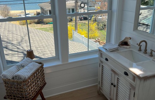 Annapolis Cottage | Charming Bay Ridge Cottage with Chesapeake Bay Views – Just Steps to the Beach