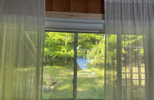 Havelock-Belmont-Methuen Cottage | Charming bayside Kawarthas cottage with antique finishes and original art