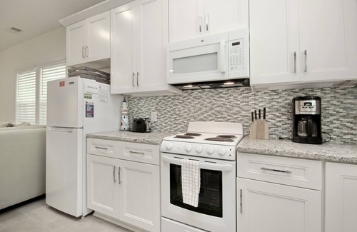 Atlantic Beach Apartment | Charming beachfront apartment w/beach access, pool central AC, & washer/dryer