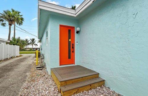 Sarasota Cottage | Charming Beach Bungalow with Private Pool and steps away from the Beach!