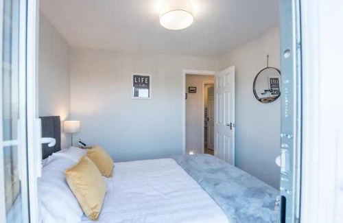 Pembroke House | Charming Beach Chalet with Balcony & Sea Views