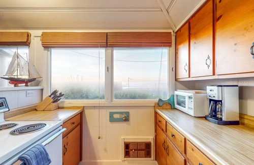 Salmon Creek House | Charming beach cottage with an ocean view, WiFi, gas fireplace, & full kitchen