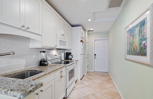 Longboat Key Apartment | Charming Beach Front Studio Steps to the Sand and Gulf
