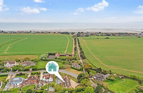 West Wittering House | Charming Beach Getaway - Spacious 4BR sunny garden